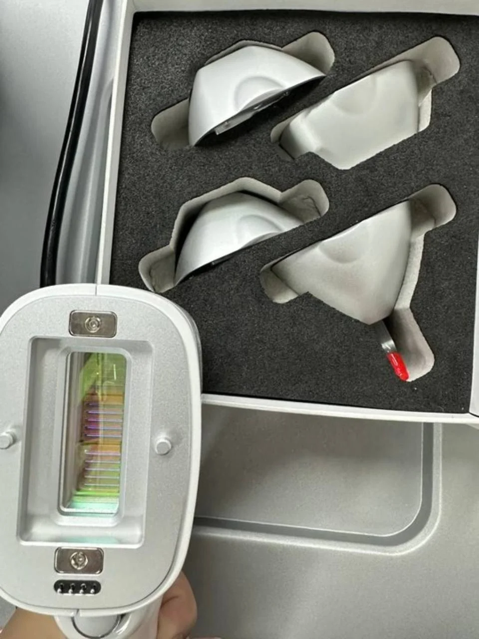 Aplicator laser și accesorii în cutia de transport